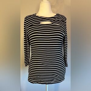 Three quarter black and white shirt with twist keyhole neckline